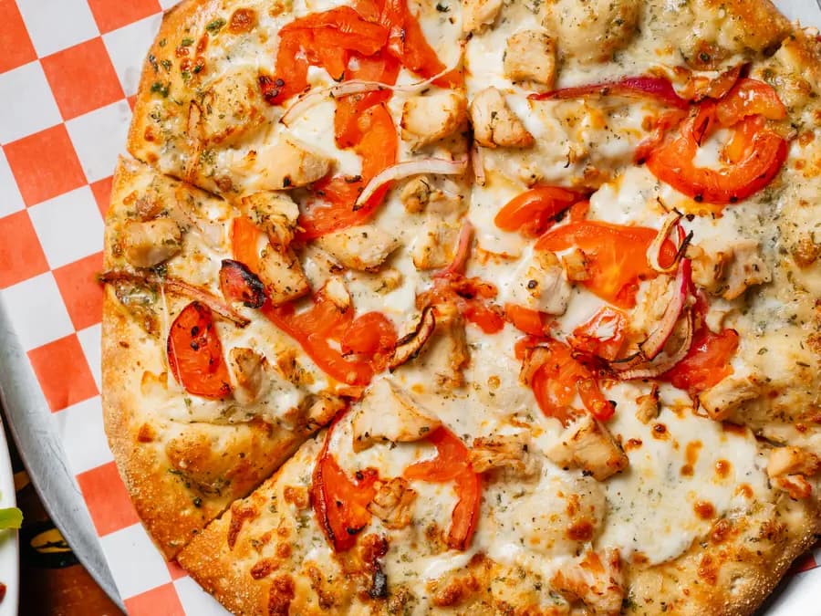 Grilled chicken alfredo pizza